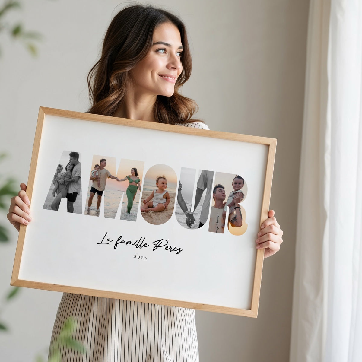 Affiche personnalisée de famille avec photos, cadre en bois, femme accrochant au mur