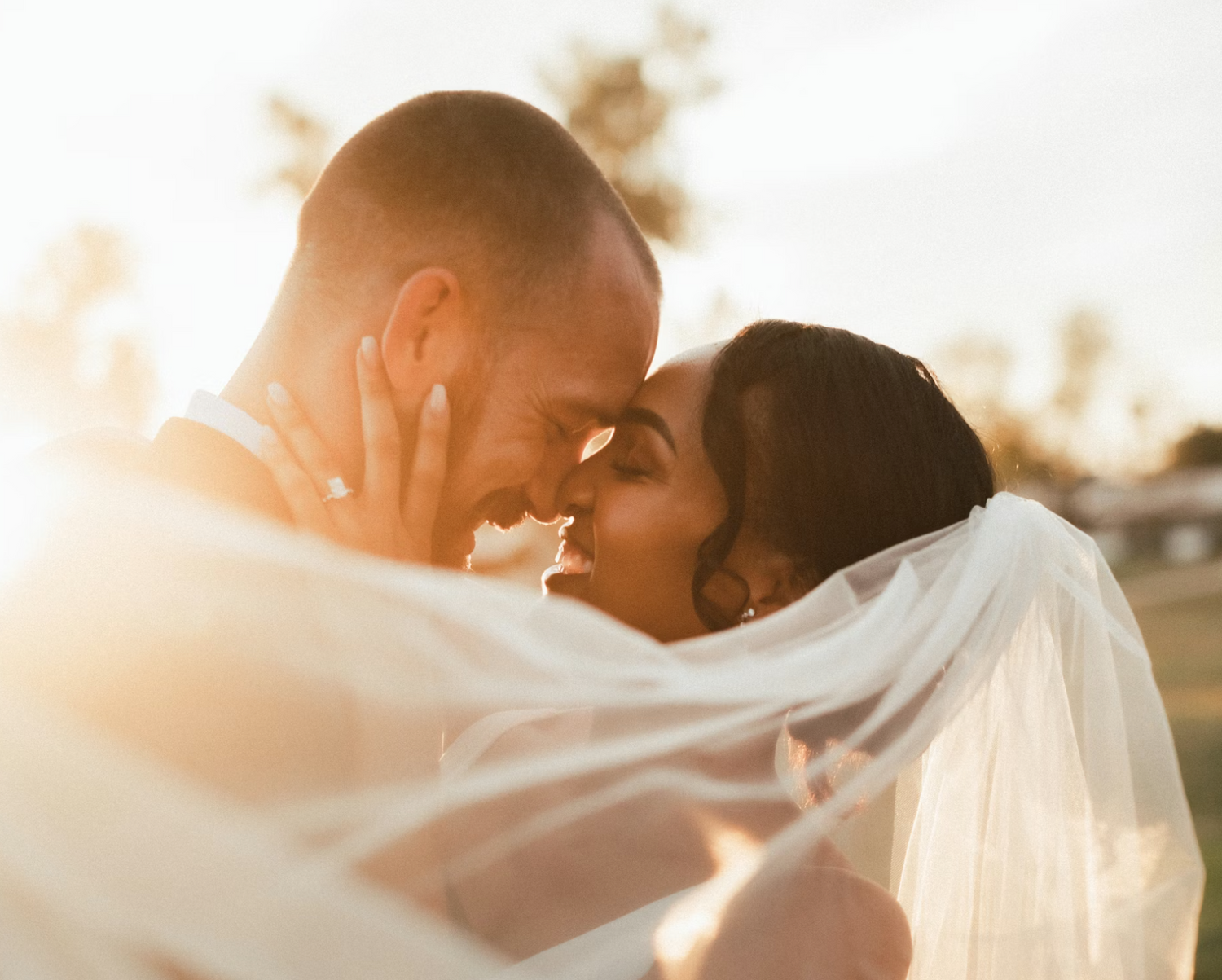 Affiche personnalisée mariage avec carte du lieu de rencontre et couple de mariés s’embrassant