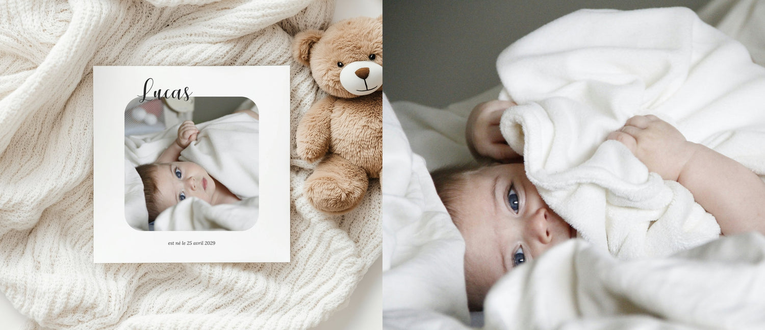 Faire-part de naissance personnalisé avec photo de bébé enveloppé dans une couverture blanche, peluche et tricot crème.