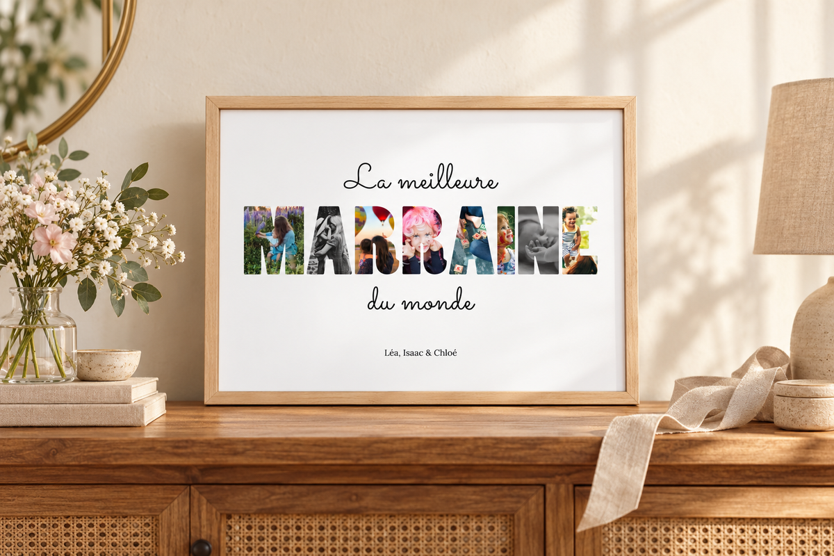 Affiche personnalisée Meilleure Marraine du monde dans un cadre en bois, sur un buffet avec un bouquet.
