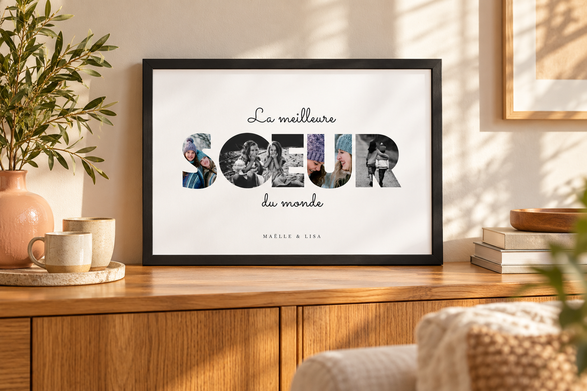 Affiche personnalisée La meilleure sœur du monde dans un cadre noir, sur un buffet en bois baigné de lumière.