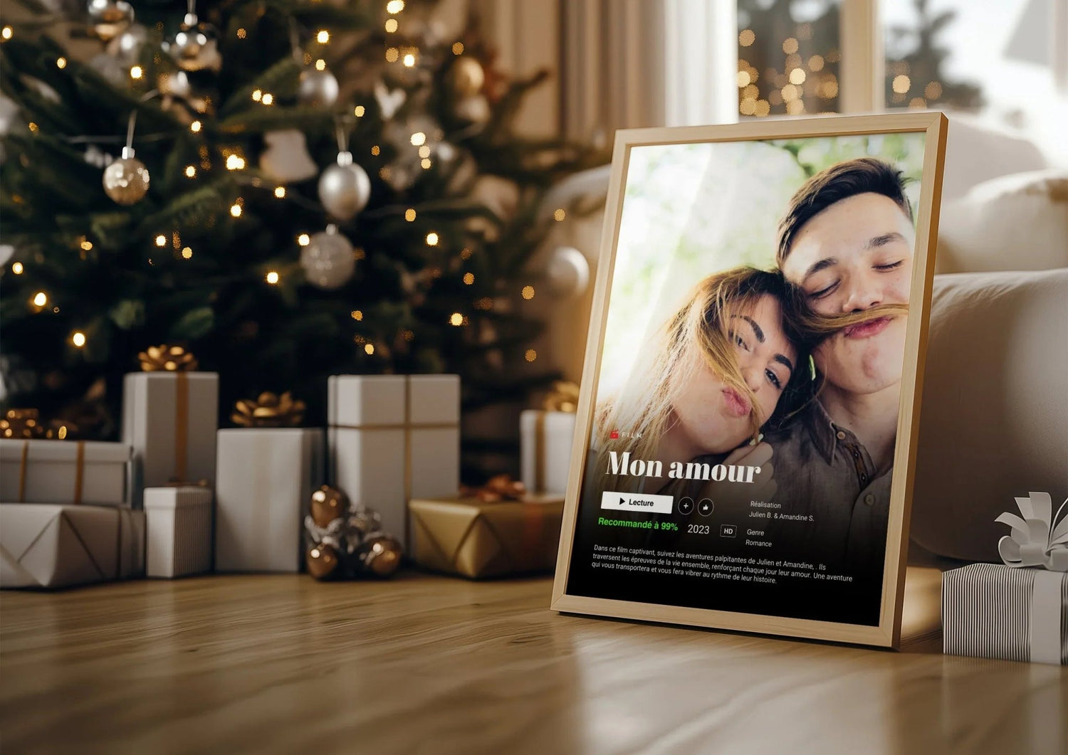 Affiche personnalisée avec photo de couple devant sapin de Noël et cadeaux, ambiance festive