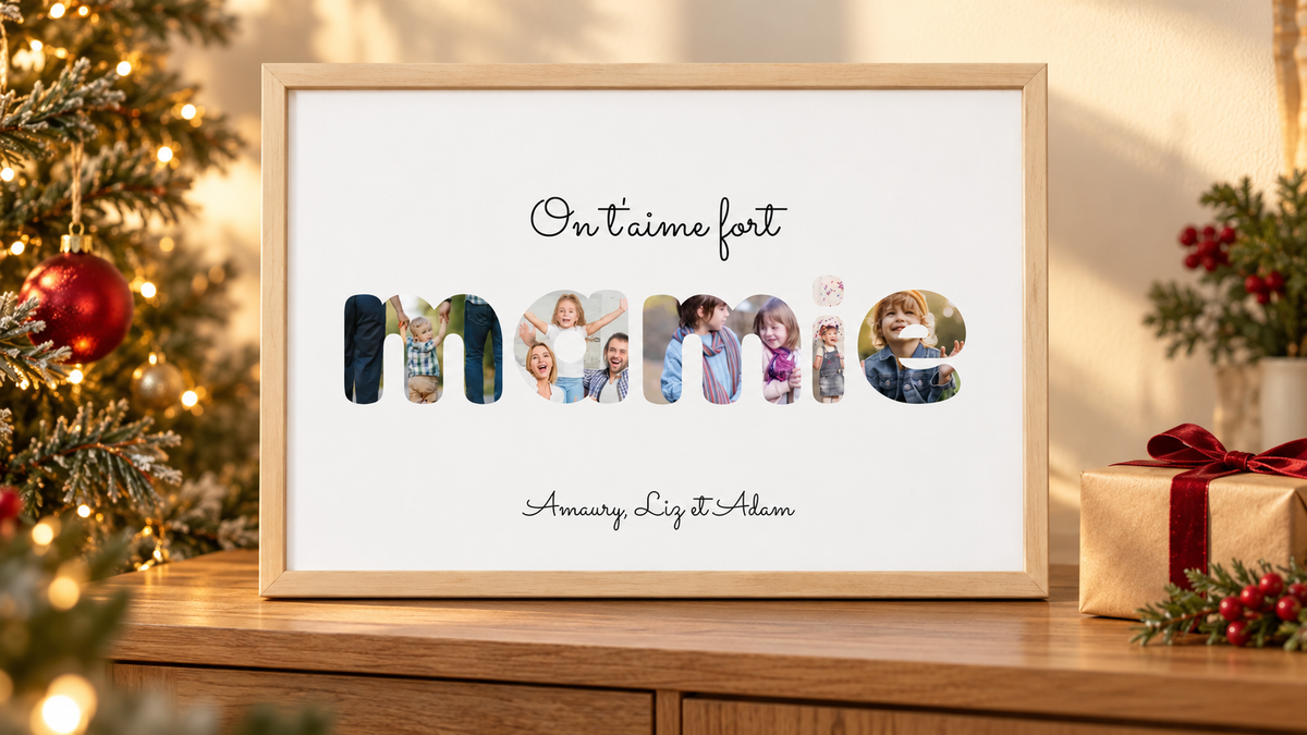 Affiche « On t’aime fort mamie » dans un cadre en bois, posée sur une console près d’un sapin et d’un cadeau de Noël.