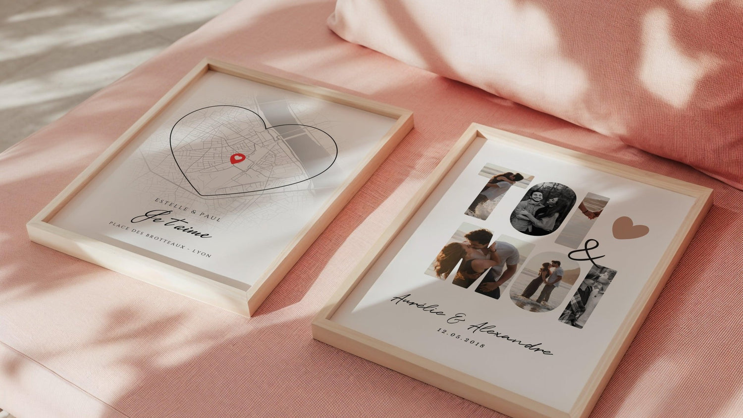 Deux affiches personnalisées pour couple avec cadre en bois posées sur un canapé rose, idée cadeau romantique.