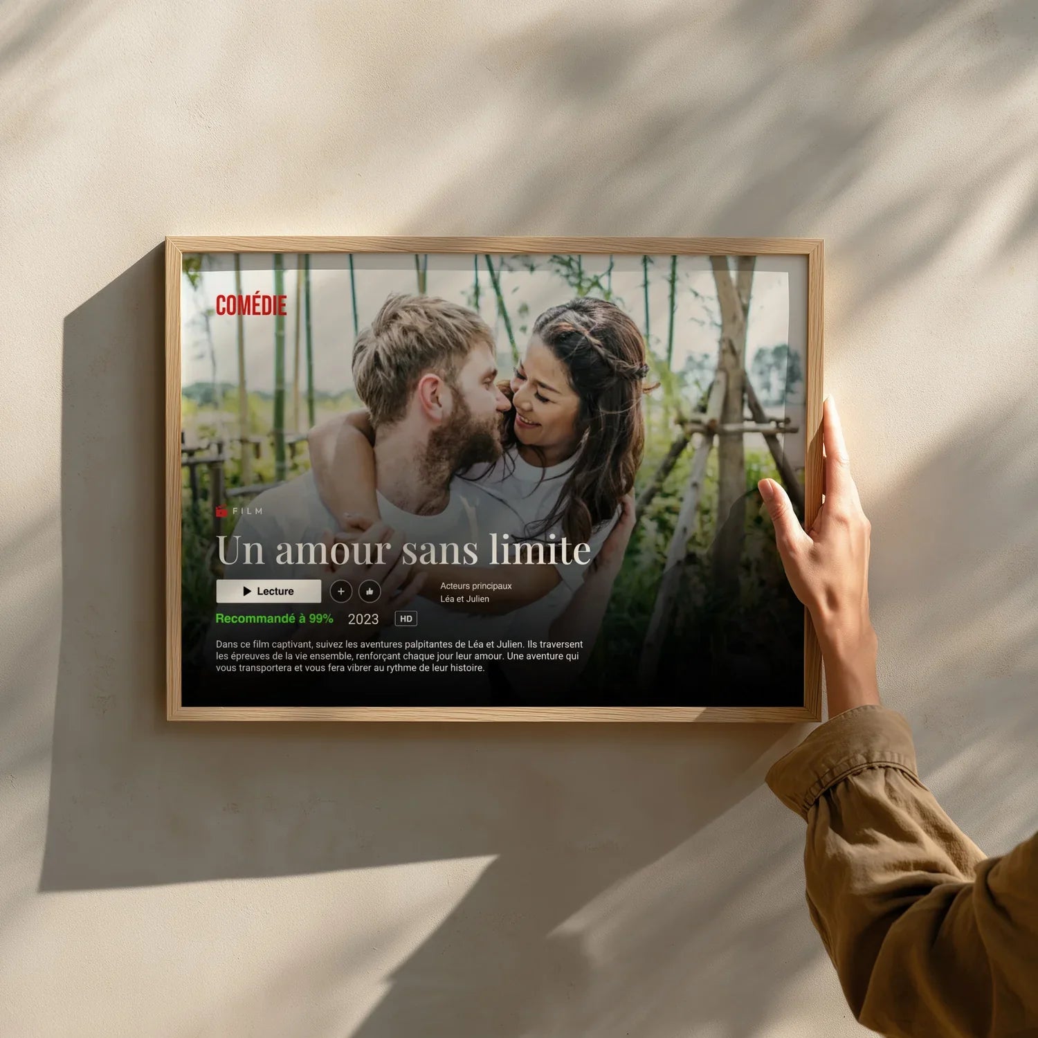 Affiche de film personnalisée avec photo d’un couple heureux enlacé en plein air, style comédie.