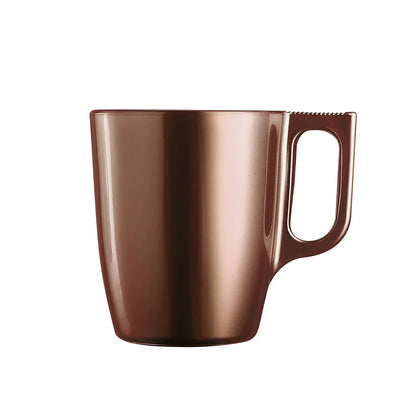 Tasse à café marron brillant, design moderne avec anse, fond blanc