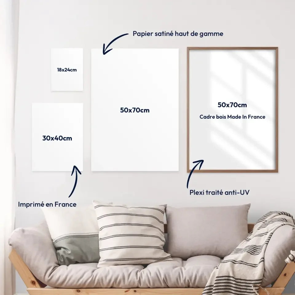 Affiches personnalisées de différentes tailles et cadres en bois, exposés dans un salon lumineux.