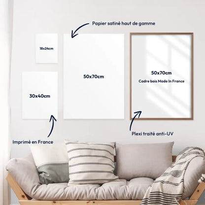Affiches personnalisées de différentes tailles et cadres en bois, exposés dans un salon lumineux.