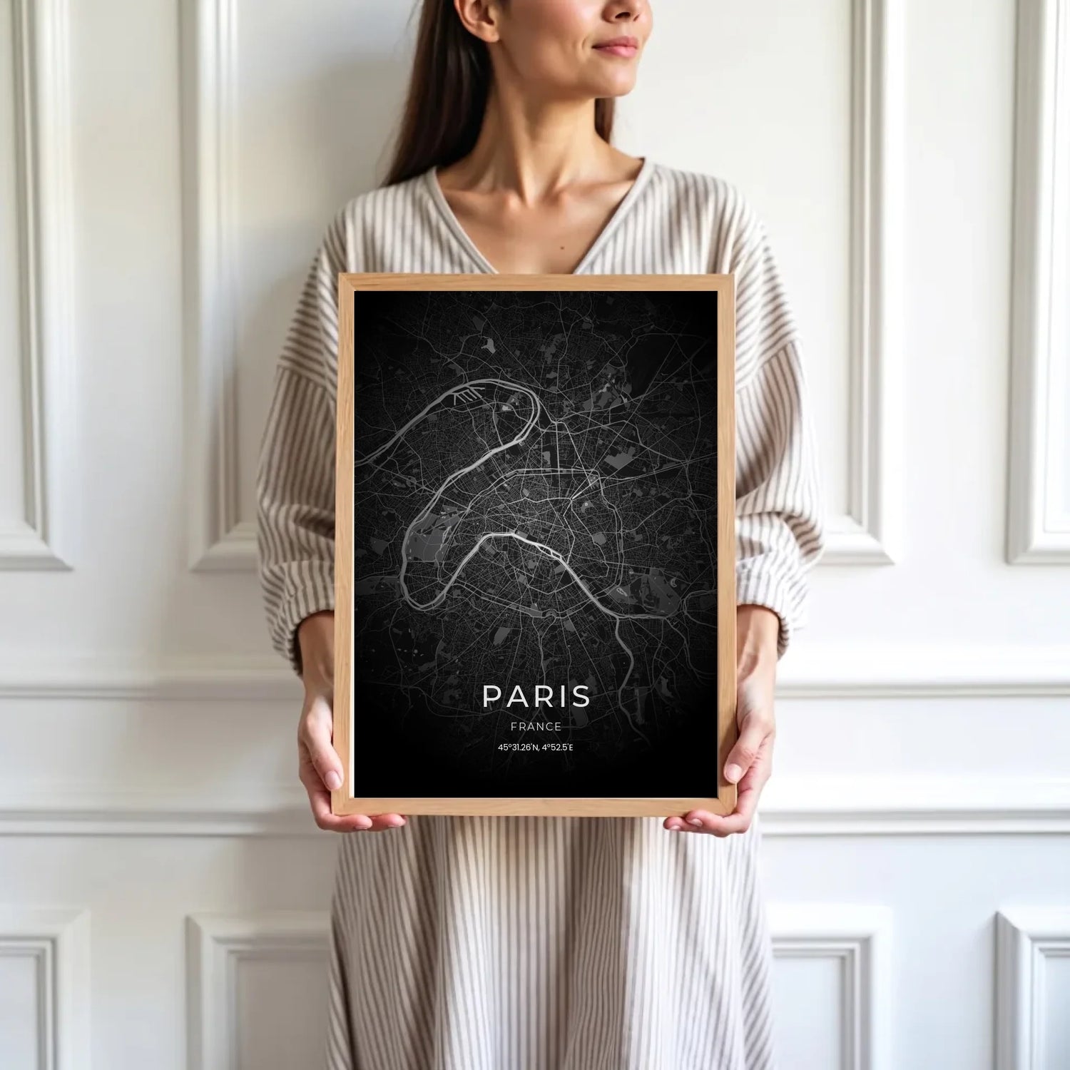 mockup-femme-cadre-bois