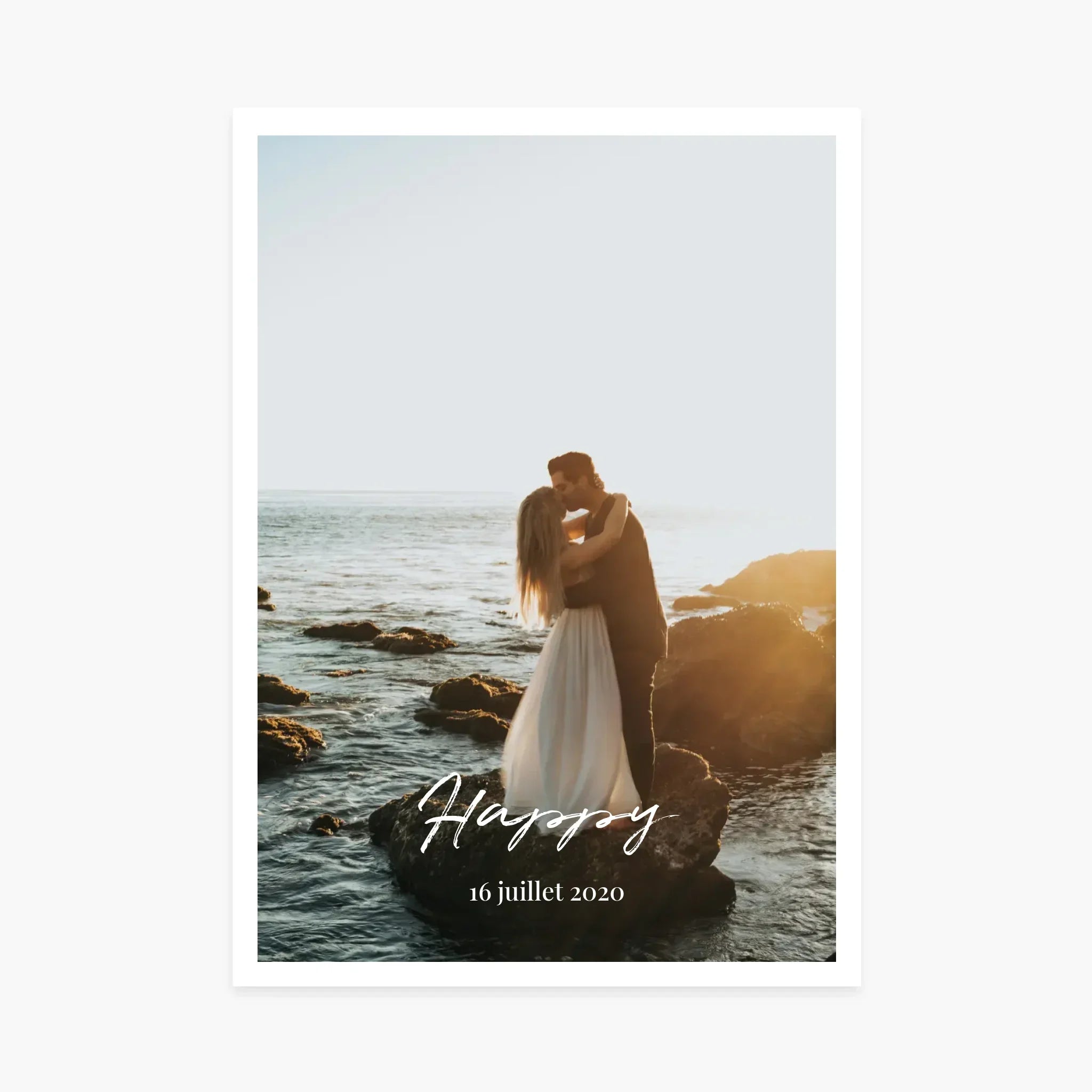 Affiche personnalisée d’un couple amoureux s’enlaçant sur la plage au coucher du soleil