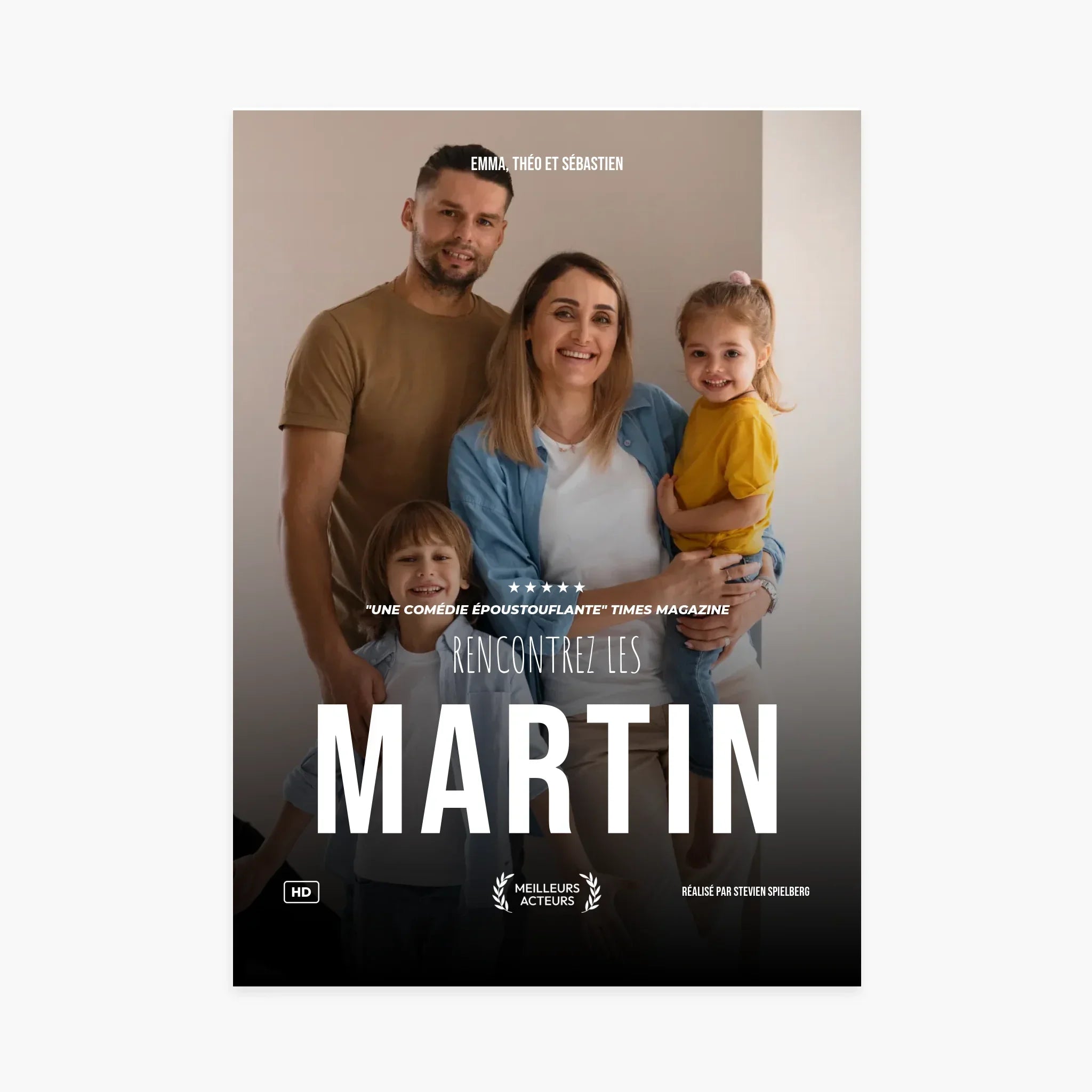 Affiche style cinéma personnalisée avec une famille de quatre personnes souriantes, intérieur moderne.