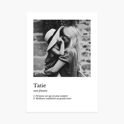 Affiche personnalisée noir et blanc femme câlinant une enfant avec texte définition tatie