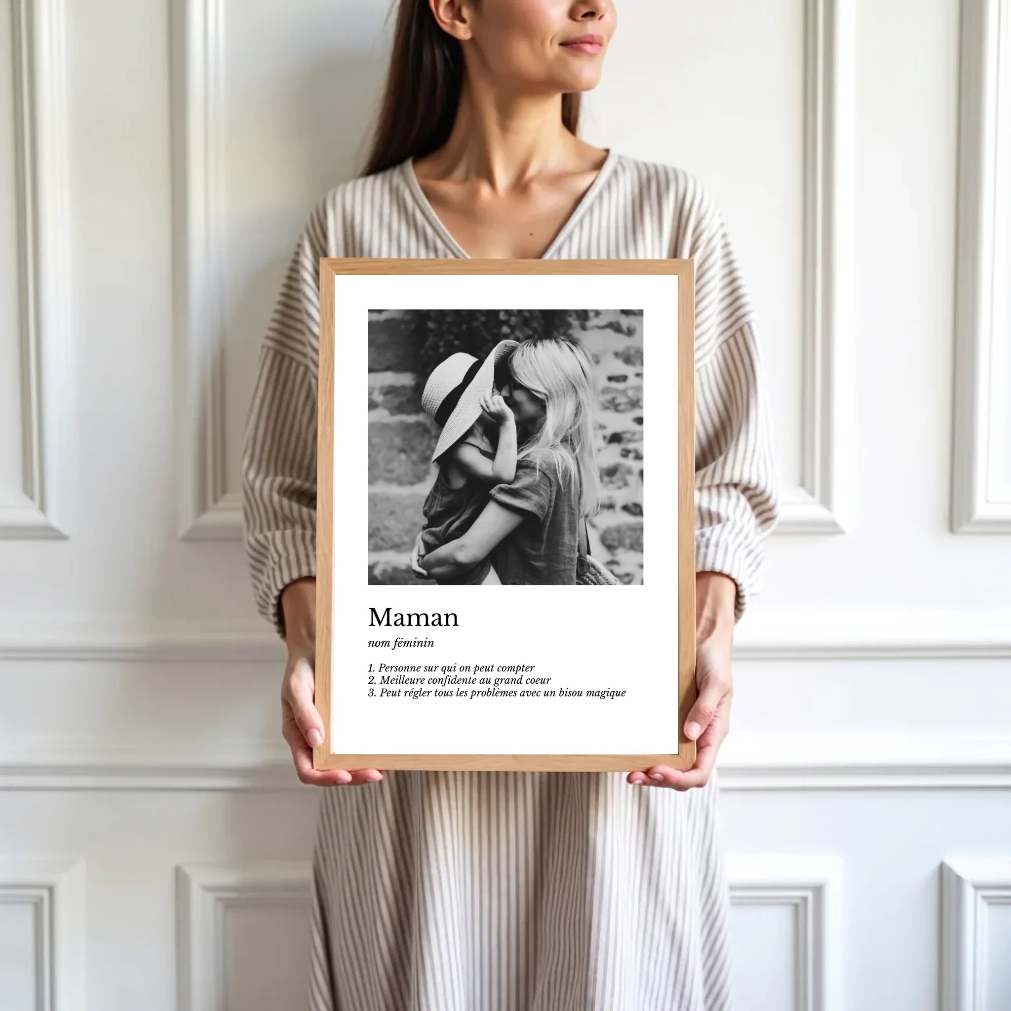 mockup-femme-cadre-bois