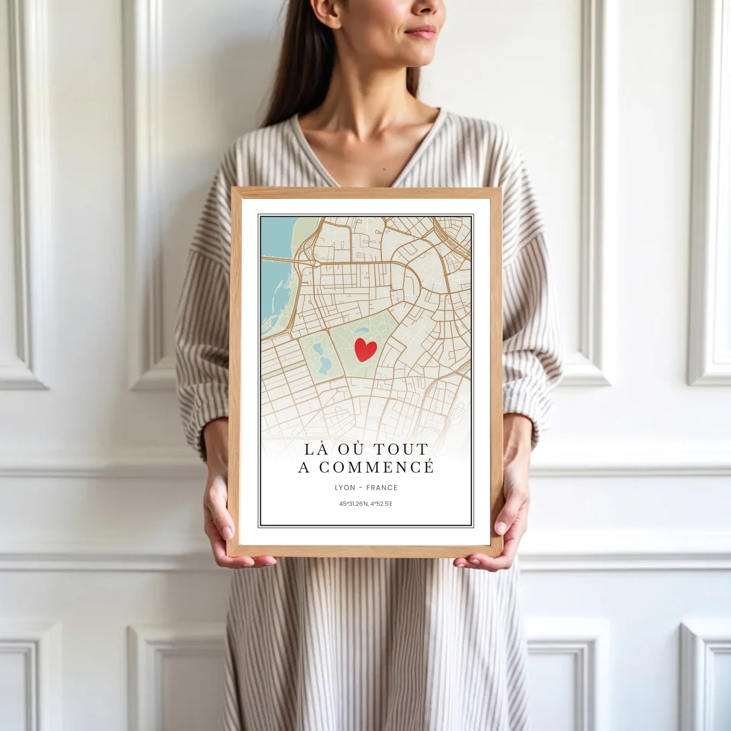 mockup-femme-cadre-bois