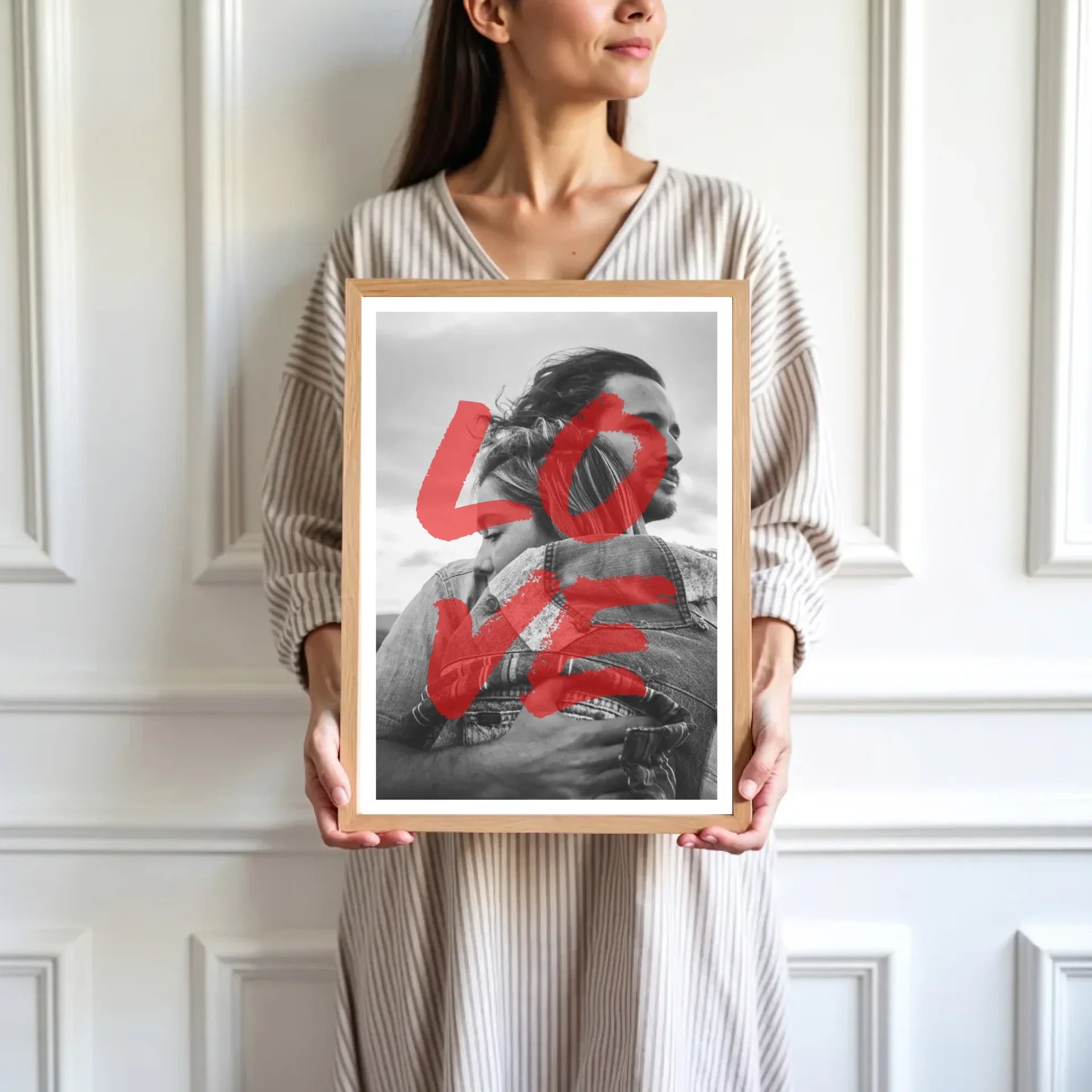 mockup-femme-cadre-bois