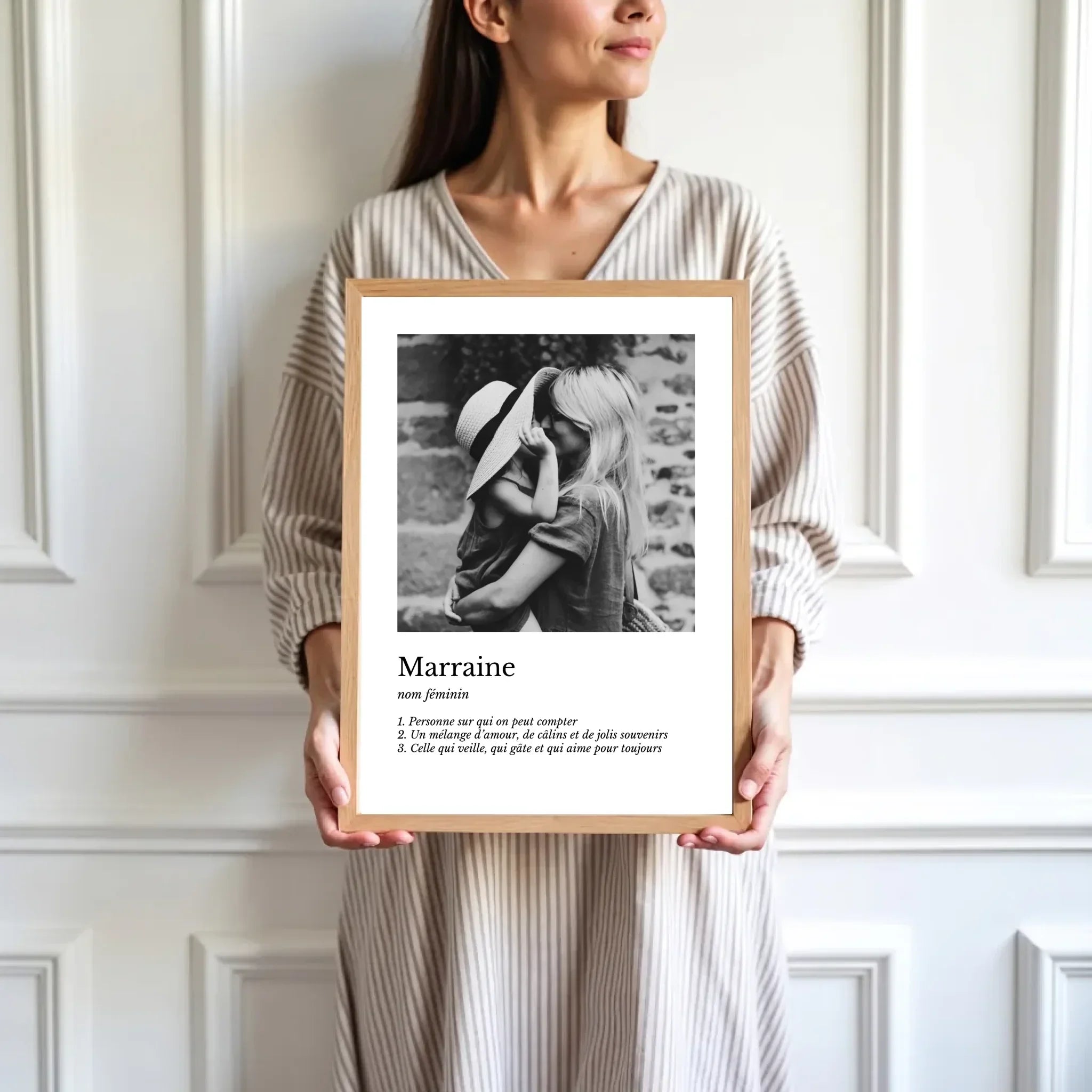 mockup-femme-cadre-bois