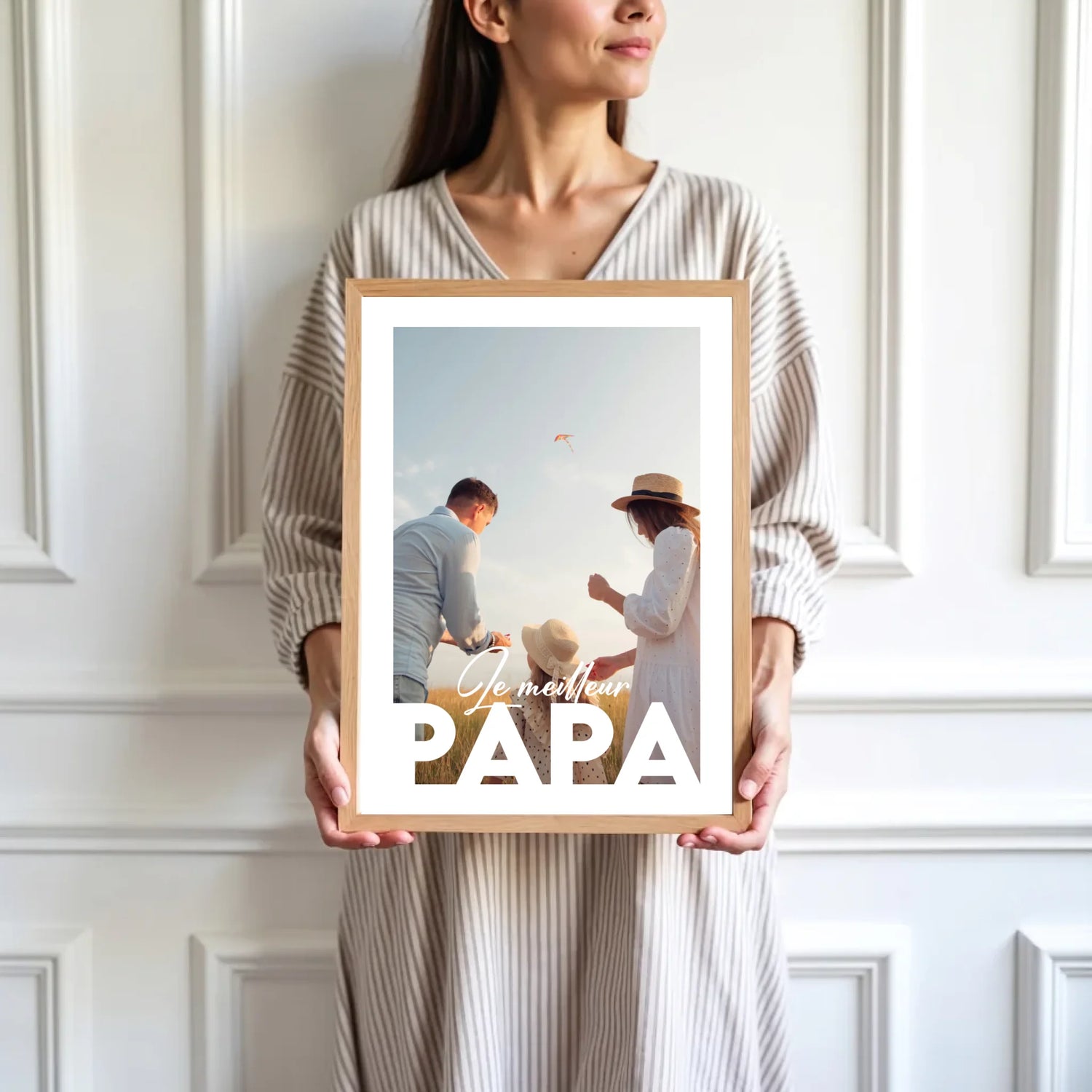 mockup-femme-cadre-bois