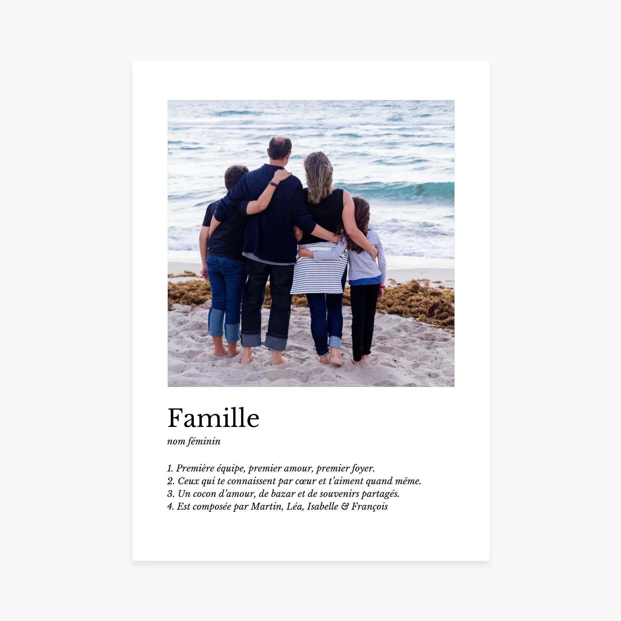 Affiche personnalisée famille sur une plage, dos à la mer, texte descriptif en français.