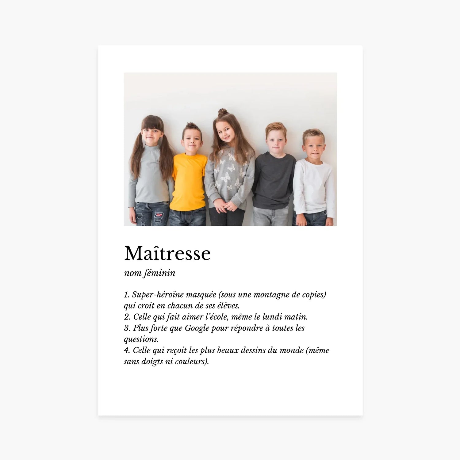 Affiche déco avec cinq enfants posant, texte humoristique sur définition de maîtresse, cadeau personnalisé