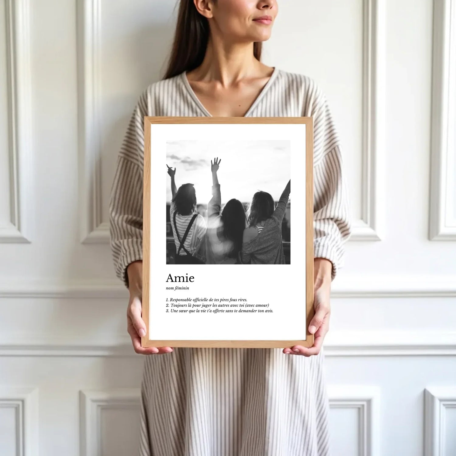 mockup-femme-cadre-bois