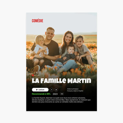 Affiche personnalisée famille, style film comédie, parents et trois enfants assis dans un champ