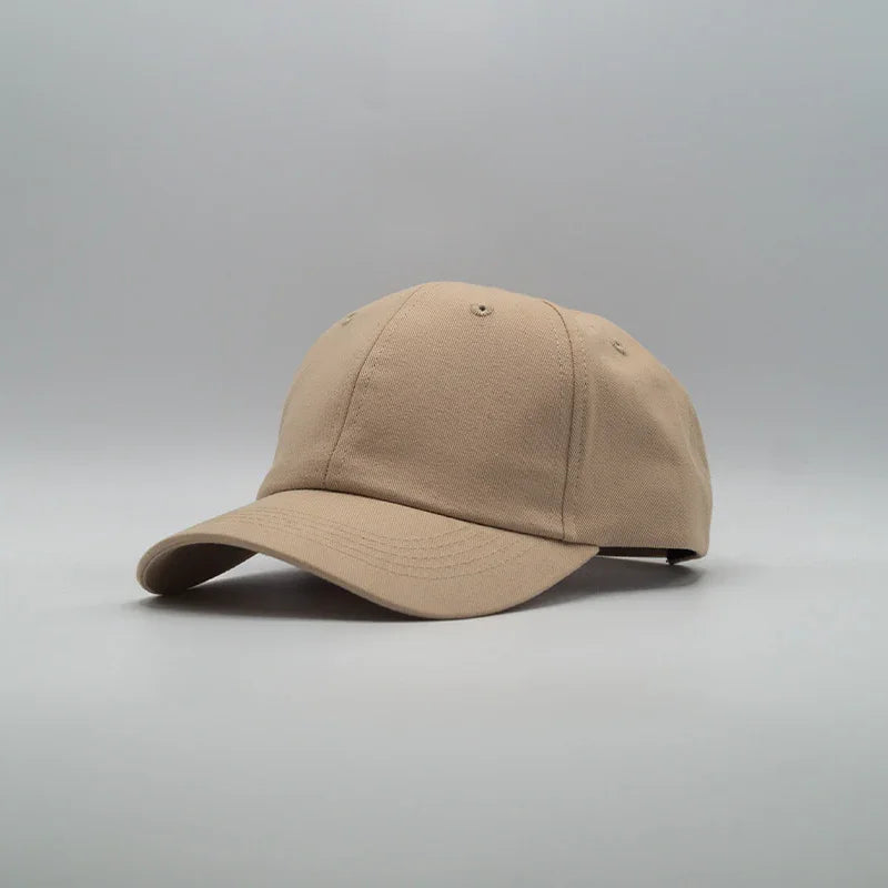 Casquette beige classique en coton, visière courbée, fond neutre, style décontracté