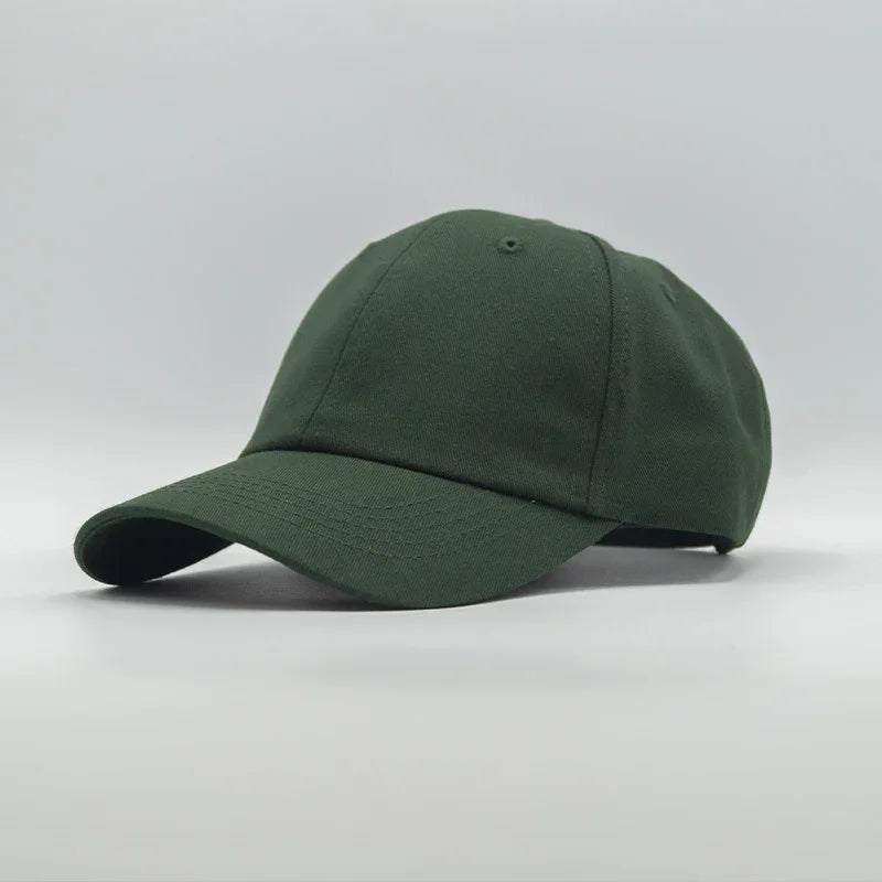 Casquette classique verte unie, style baseball, sur fond blanc, accessoires mode
