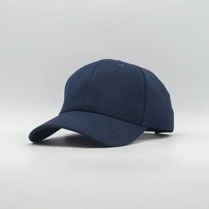 Casquette classique bleu marine en coton sur fond uni, accessoire mode homme femme