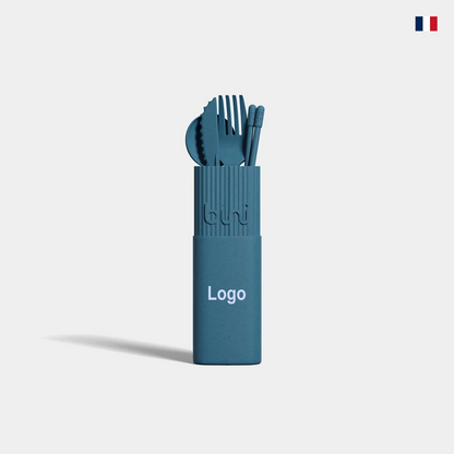 Set de couverts réutilisables bleu en étui personnalisé, fond blanc, drapeau français.