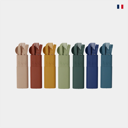 Couverts réutilisables colorés en étui, packshot sur fond blanc, mode zéro déchet