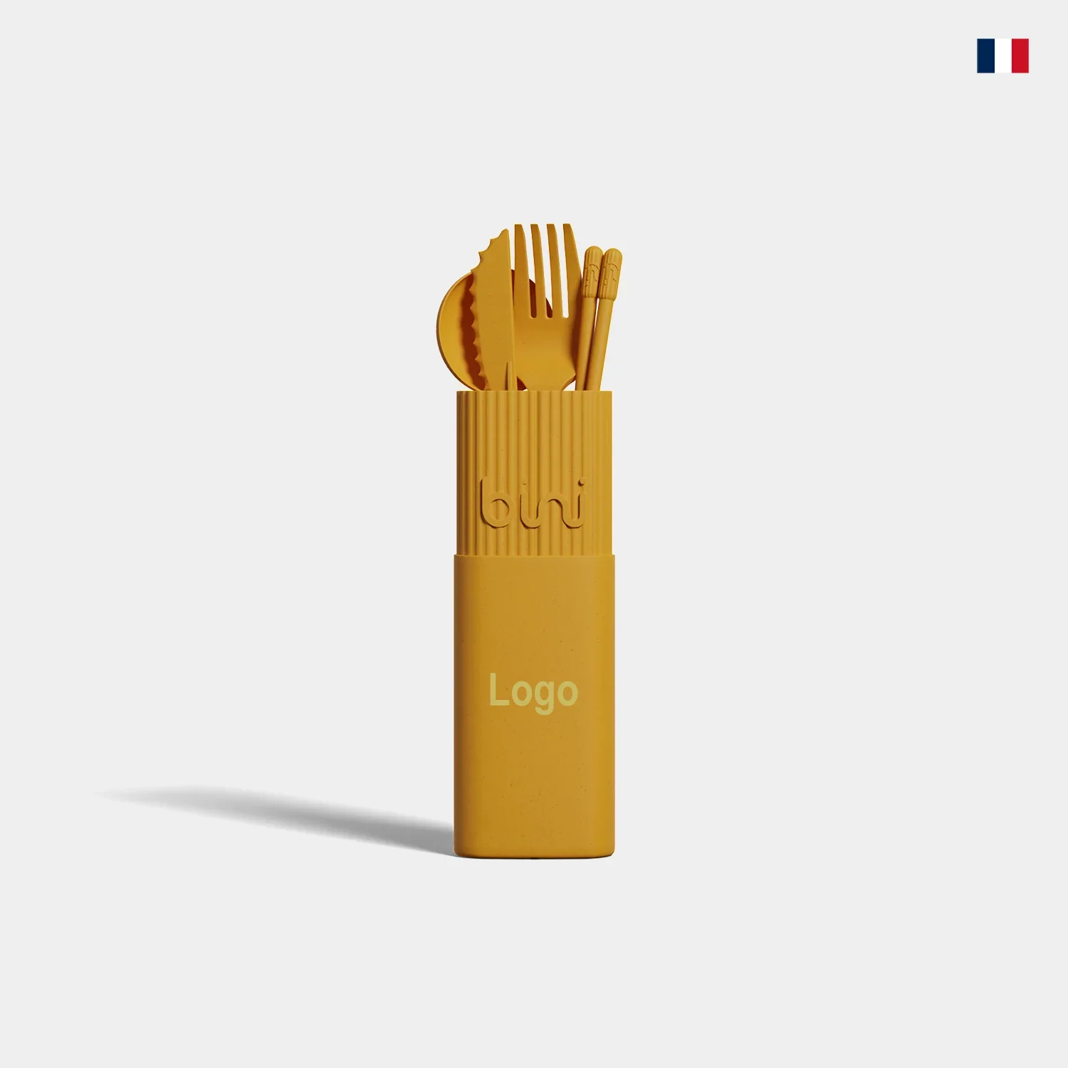 Couverts réutilisables jaunes en étui personnalisé, design moderne, fond blanc, drapeau français.