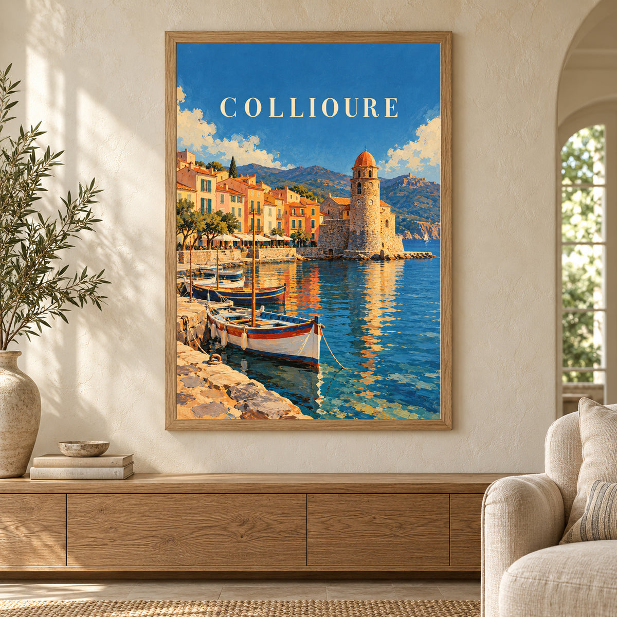 Affiche Collioure – Le port et son clocher – mise en situation dans un salon, cadre vendu selon l’option choisie