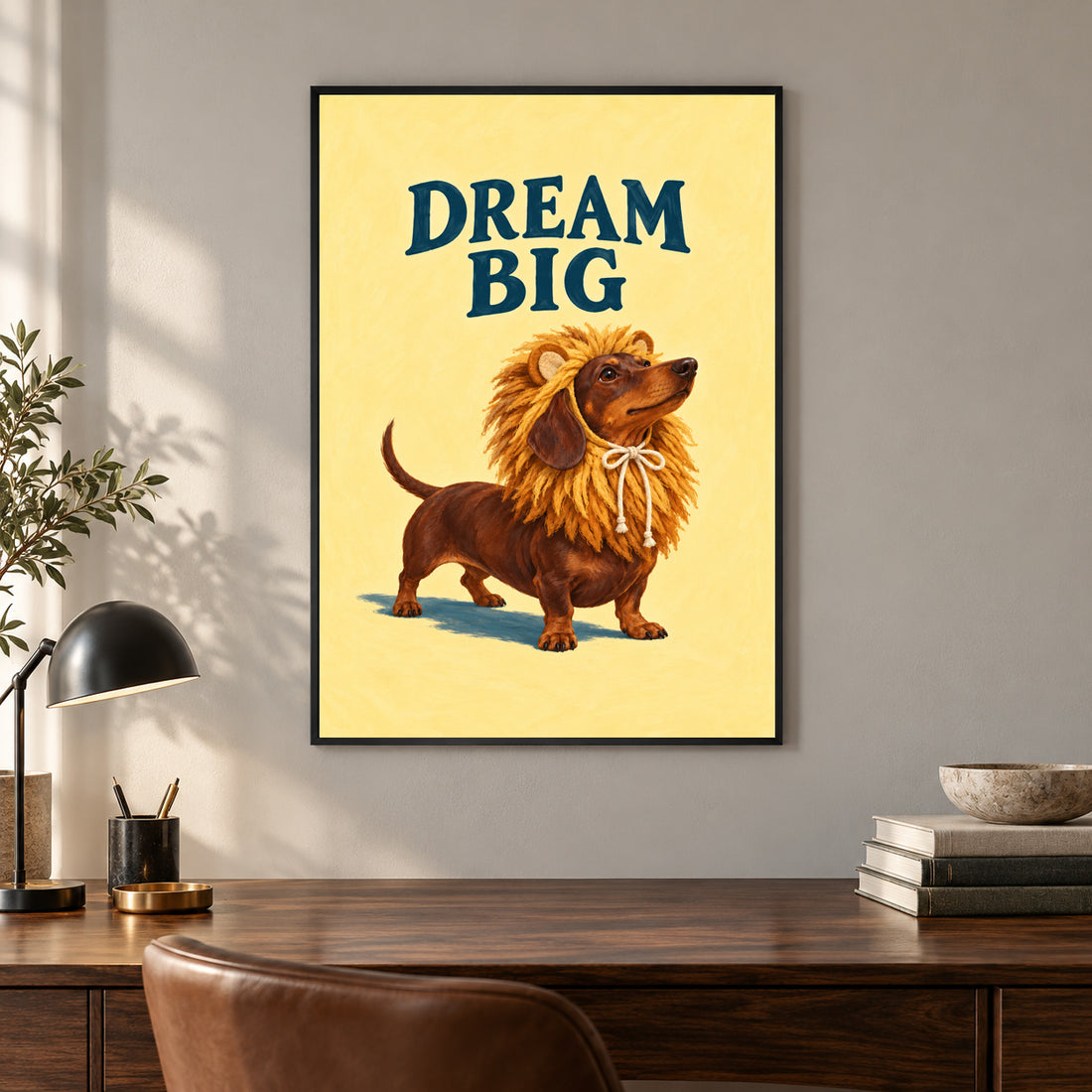 Affiche Dream Big – Teckel à la crinière de lion – mise en situation dans un intérieur, cadre selon l’option choisie