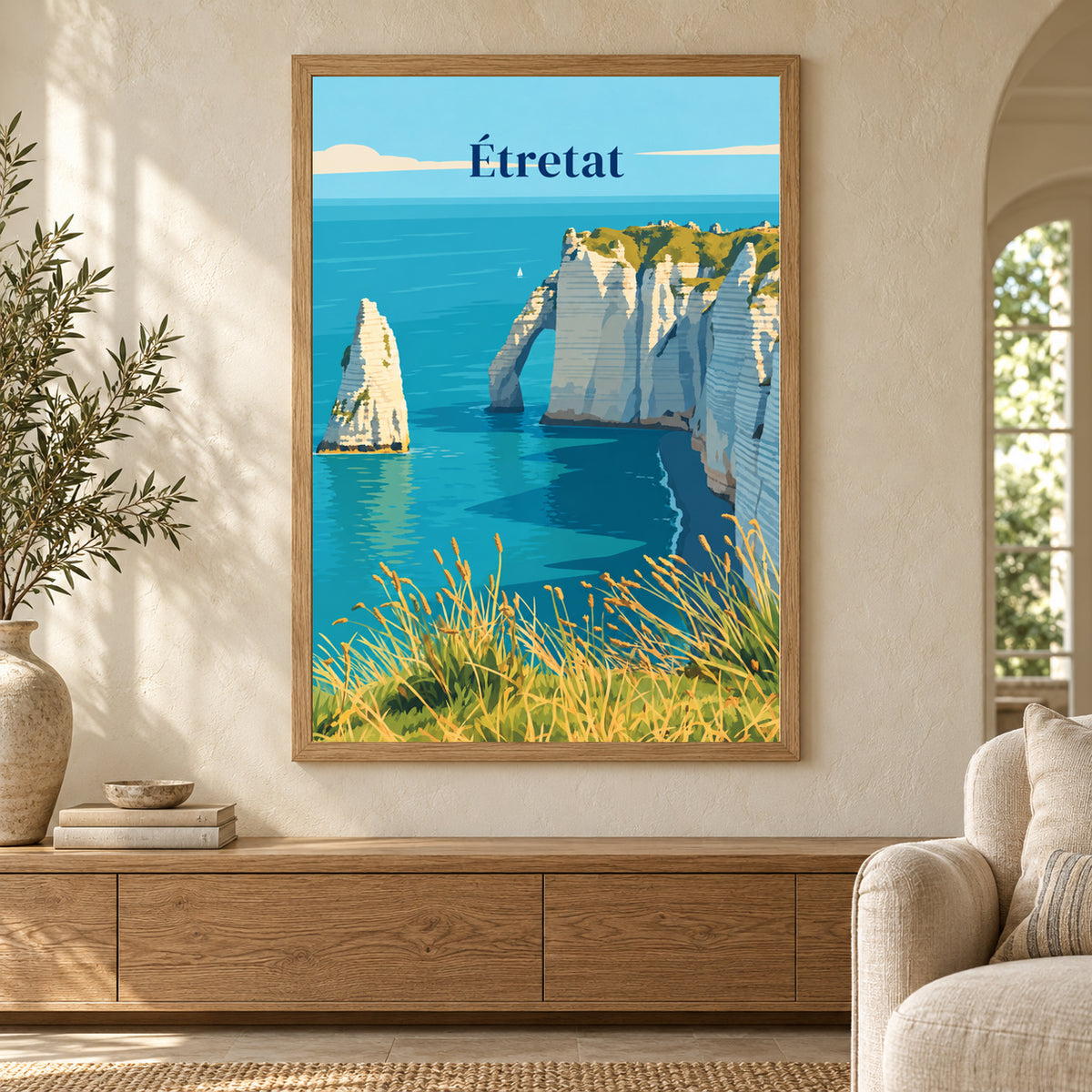 Affiche paysage - Étretat, l’arche et l’aiguille – mise en situation dans un salon, cadre vendu selon l’option choisie
