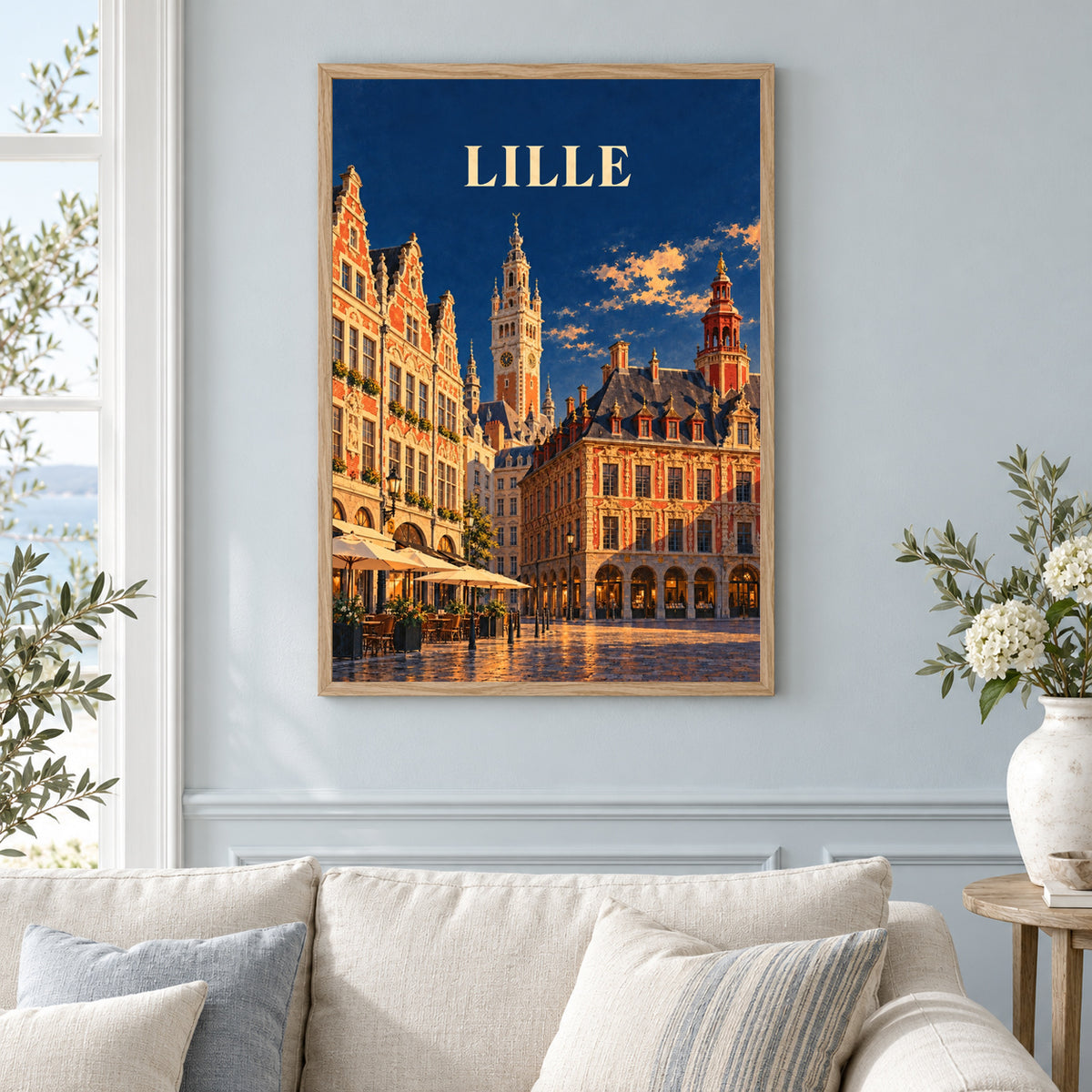 Affiche Lille – Grand-Place au soleil couchant – mise en situation dans un salon, cadre vendu selon l’option choisie