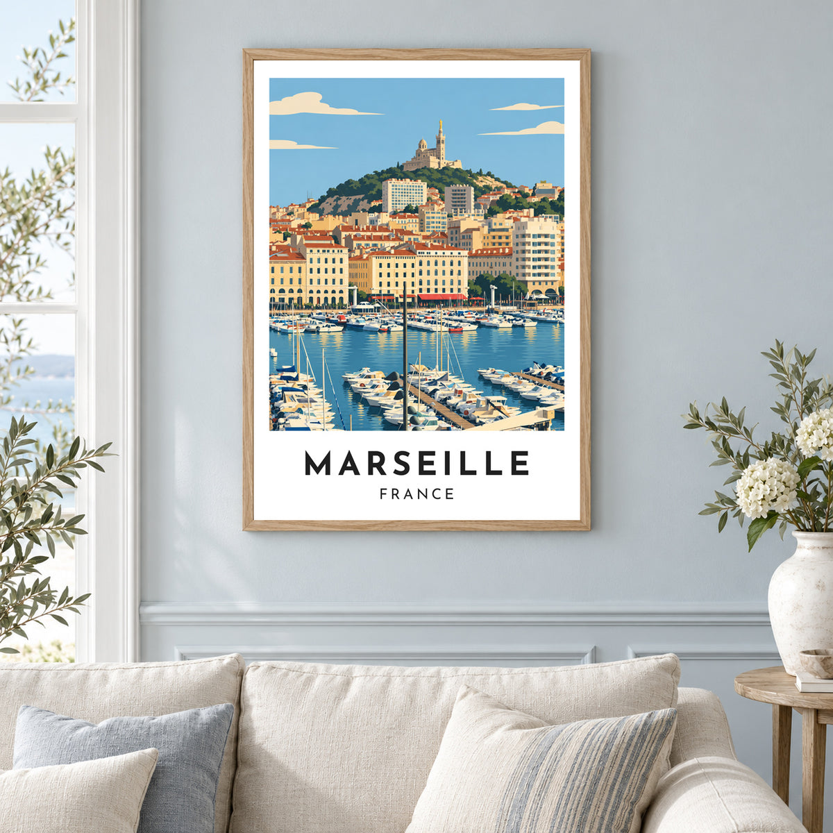 Affiche Marseille – Le Vieux-Port et la Bonne Mère – mise en situation dans un intérieur, cadre selon l’option choisie