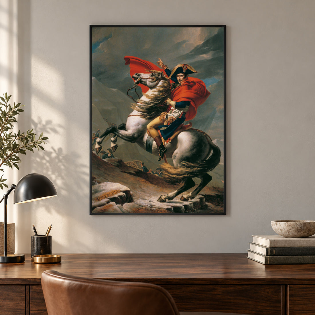 Affiche "Napoleon Bonaparte franchissant le Grand-Saint-Bernard" – mise en situation dans un bureau, cadre vendu selon l’option choisie