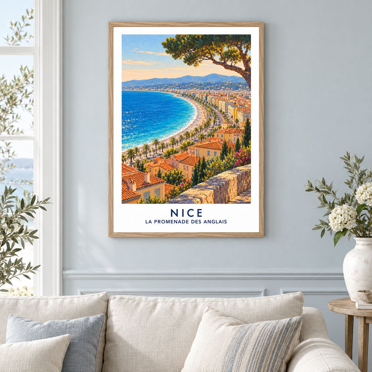 Affiche Nice – La baie en lumière – mise en situation dans un salon, cadre vendu selon l’option choisie