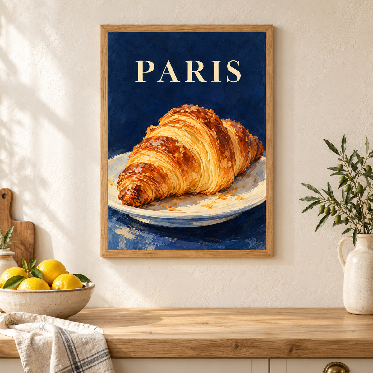 Affiche Paris – Croissant au beurre – mise en situation dans une cuisine, cadre vendu selon l’option choisie