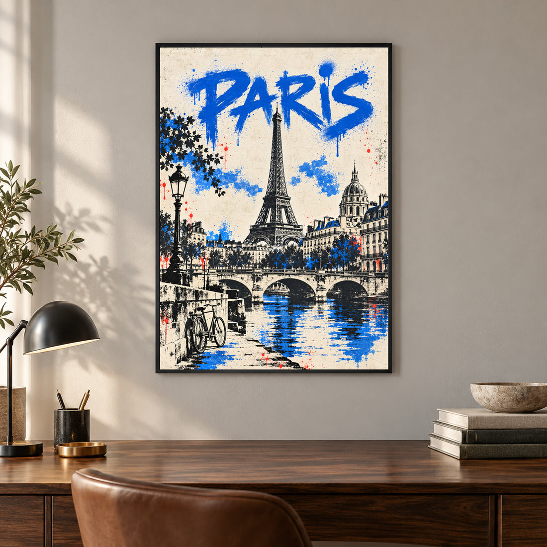 Affiche Paris – Tour Eiffel en street art bleu – mise en situation dans un bureau, cadre vendu selon l’option choisie