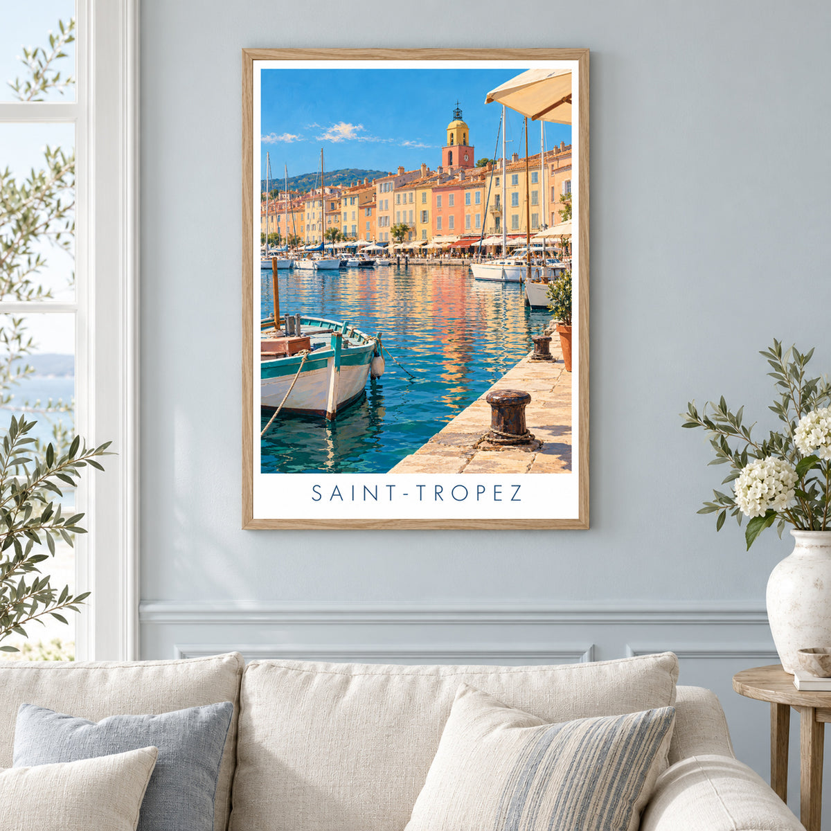 Affiche Saint-Tropez – Le port en lumière – mise en situation dans un salon, cadre vendu selon l’option choisie