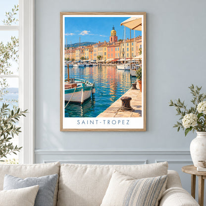Affiche Saint-Tropez – Le port en lumière – mise en situation dans un salon, cadre vendu selon l’option choisie