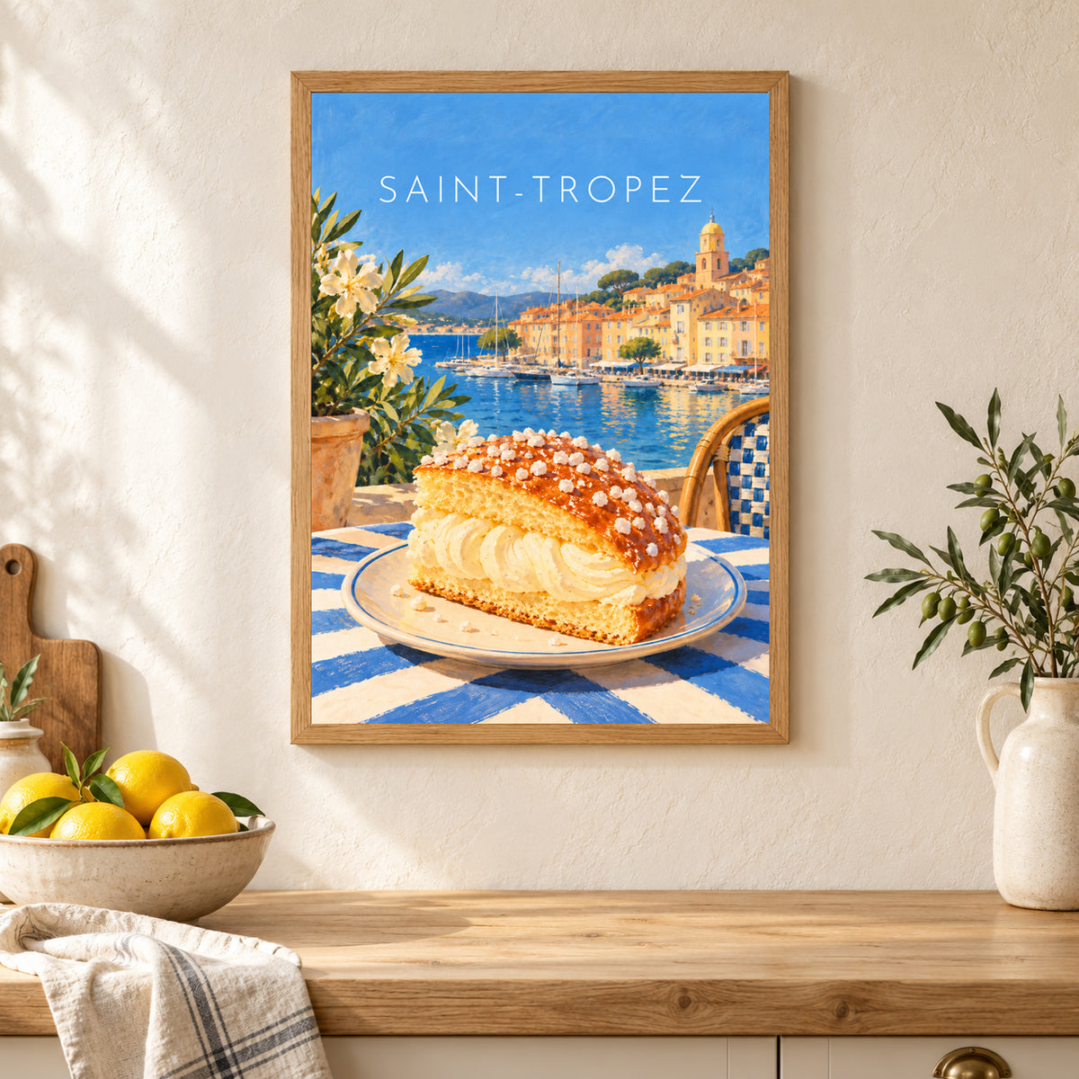 Affiche Saint-Tropez – La tarte tropézienne – mise en situation dans une cuisine, cadre vendu selon l’option choisie