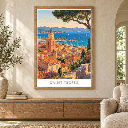 Affiche Saint-Tropez – Les toits et le golfe – mise en situation dans un salon, cadre vendu selon l’option choisie