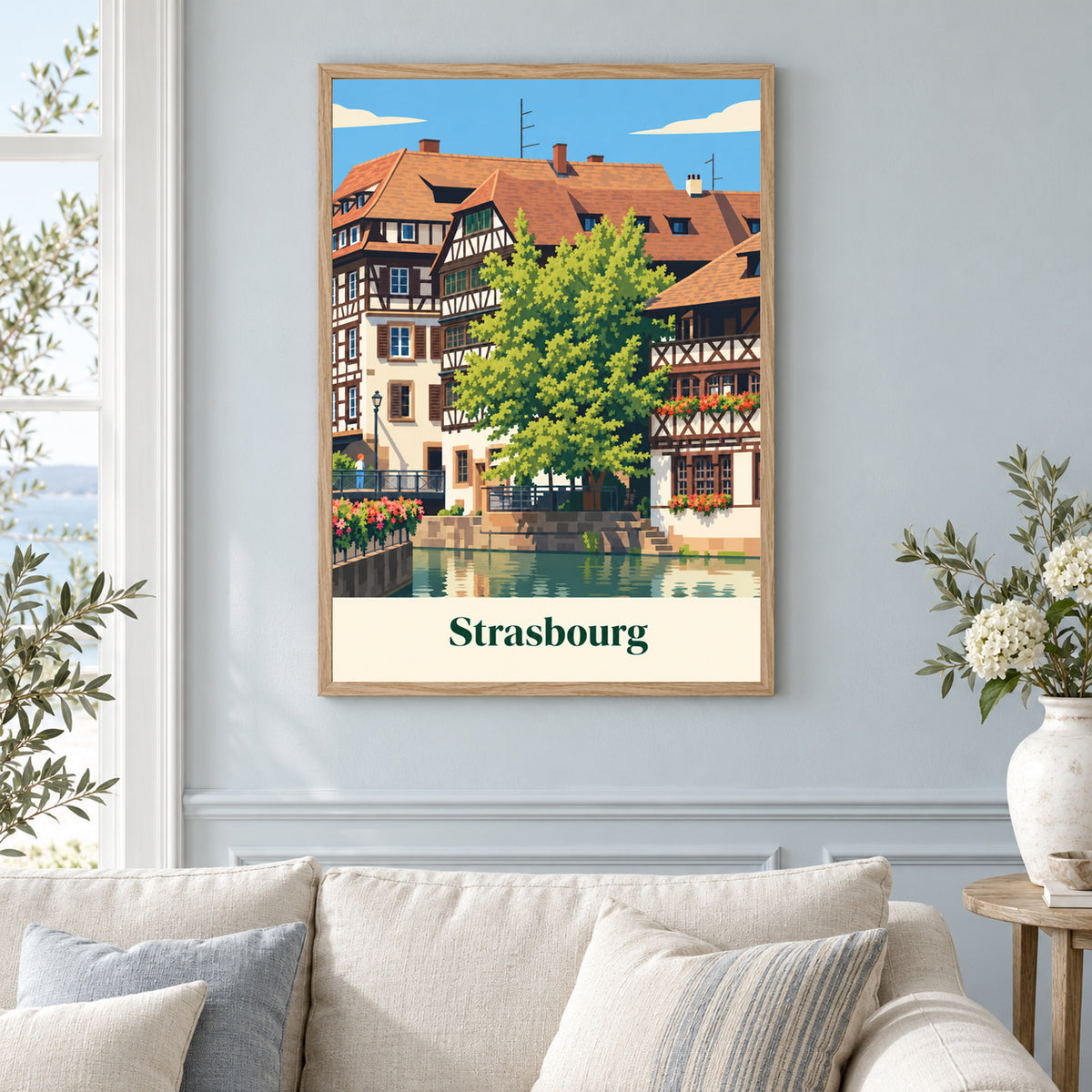 Affiche ville - Strasbourg, la Petite France – mise en situation dans un salon, cadre vendu selon l’option choisie