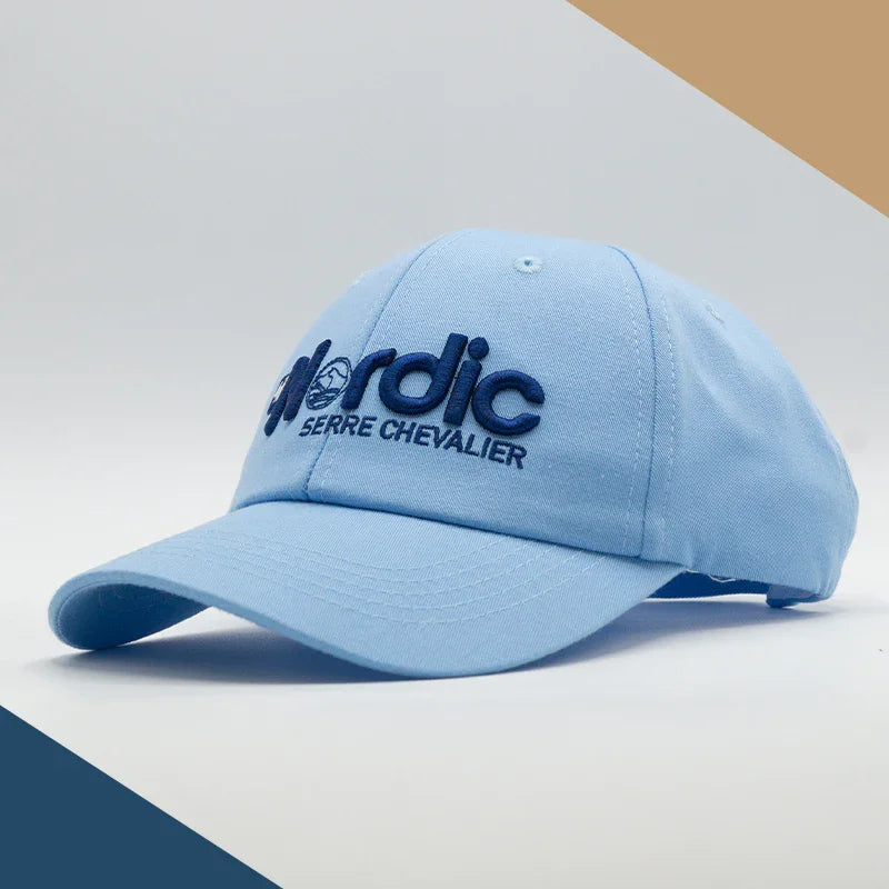 Casquette bleue brodée Nordic Serre Chevalier, visière courbée, style classique.