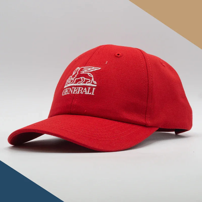 Casquette rouge classique, logo brodé blanc, fond minimaliste géométrique.