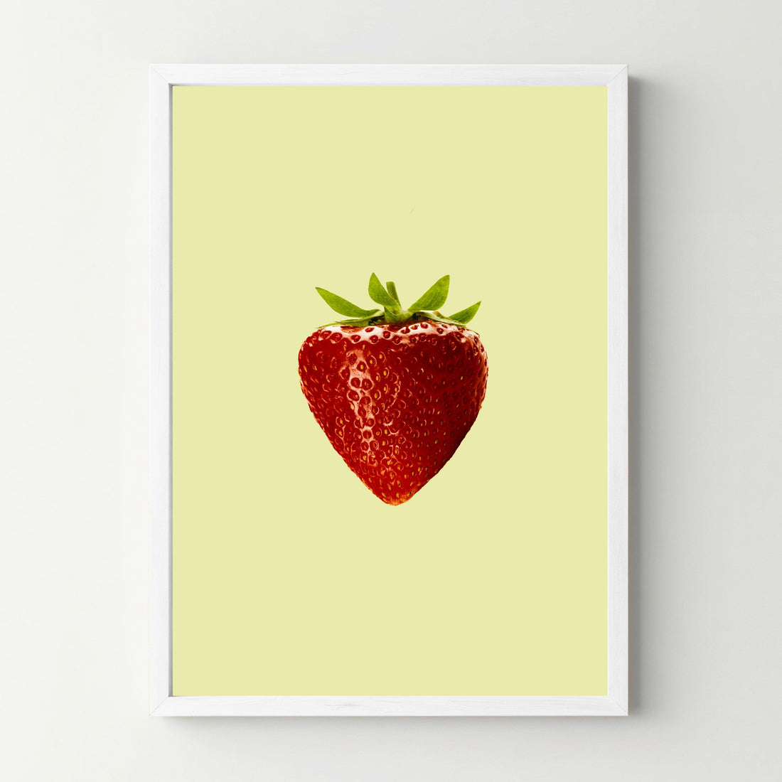 Affiche décorative avec fraise réaliste sur fond jaune, cadre blanc minimaliste
