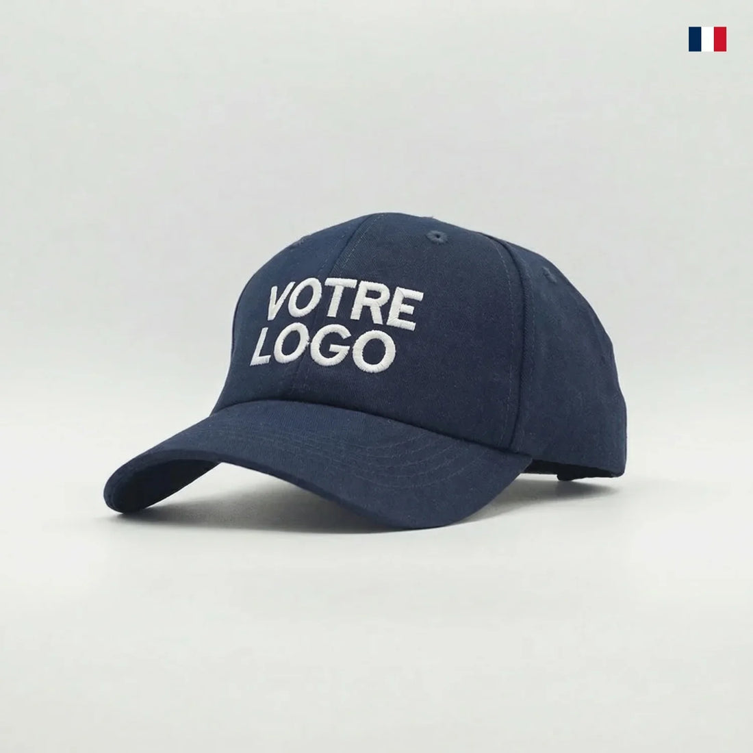 Casquette personnalisée bleu marine avec inscription blanche « VOTRE LOGO » sur fond blanc.