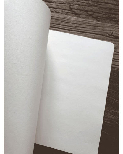 Carnet ouvert pages blanches sur table en bois, papeterie de qualité